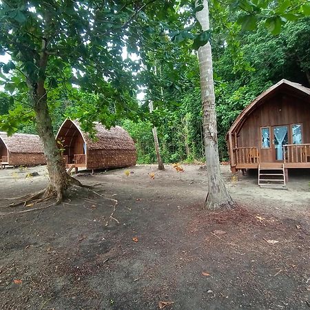 Kalemo Beach Bungalow Hotel Batudaka Bagian luar foto