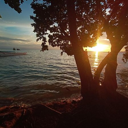 Kalemo Beach Bungalow Hotel Batudaka Bagian luar foto