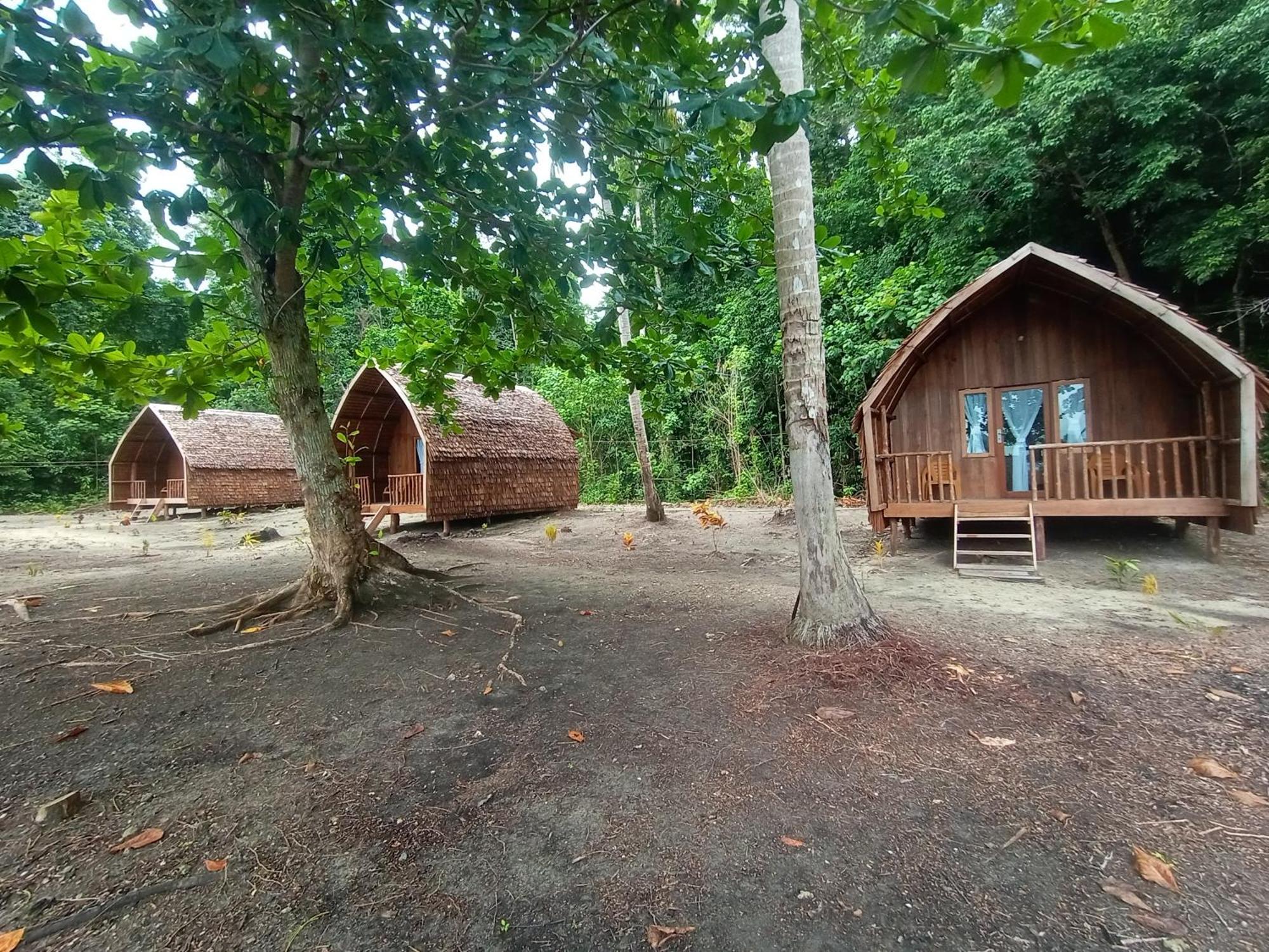 Kalemo Beach Bungalow Hotel Batudaka Bagian luar foto