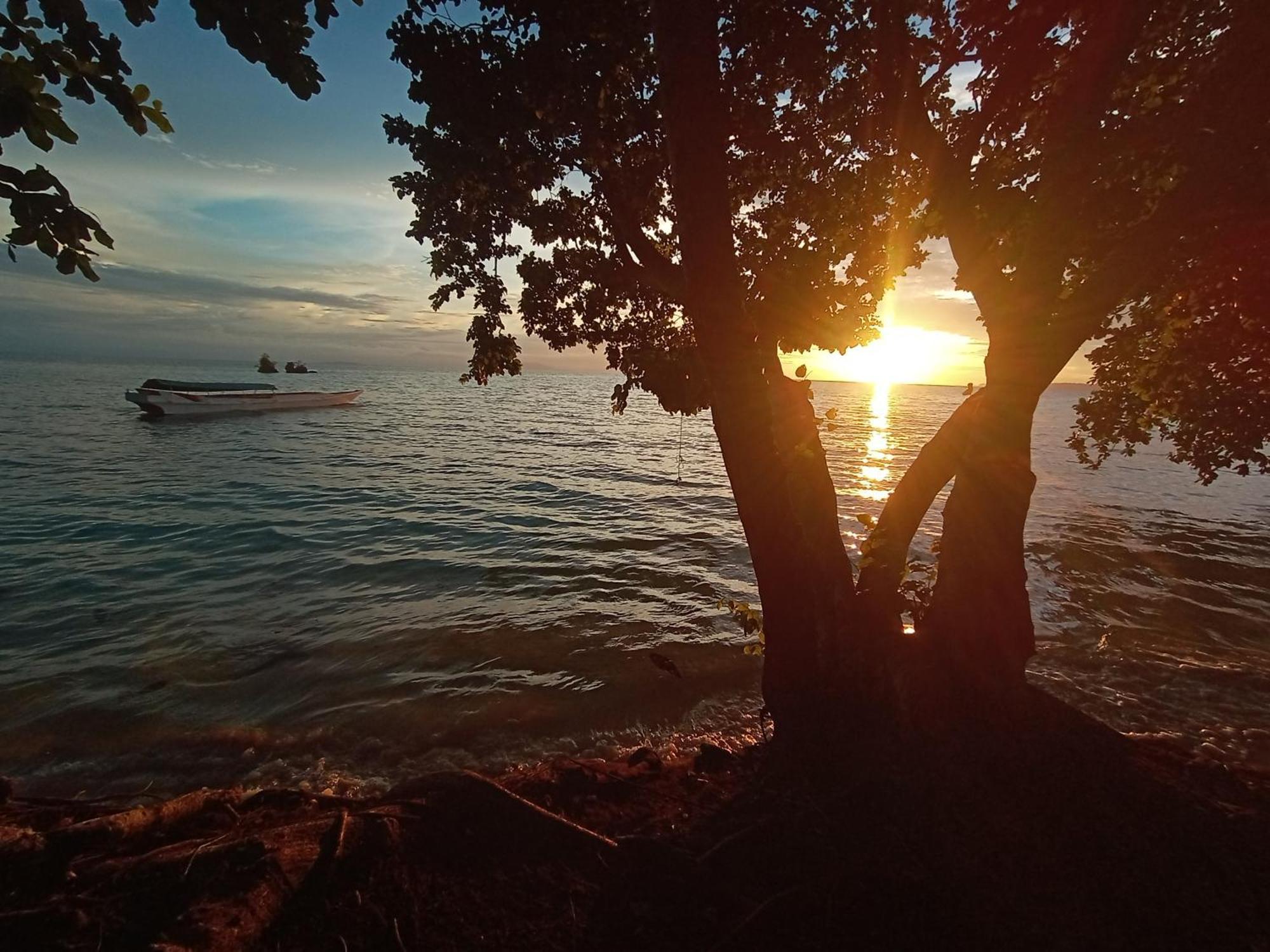 Kalemo Beach Bungalow Hotel Batudaka Bagian luar foto