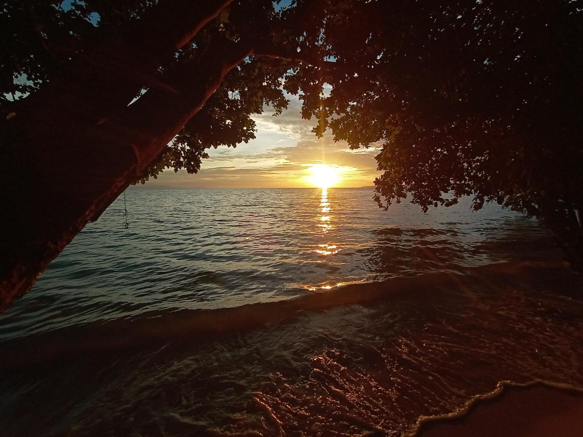 Kalemo Beach Bungalow Hotel Batudaka Bagian luar foto