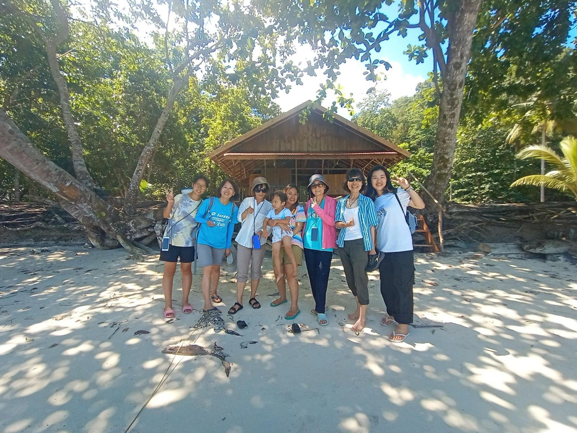 Kalemo Beach Bungalow Hotel Batudaka Bagian luar foto