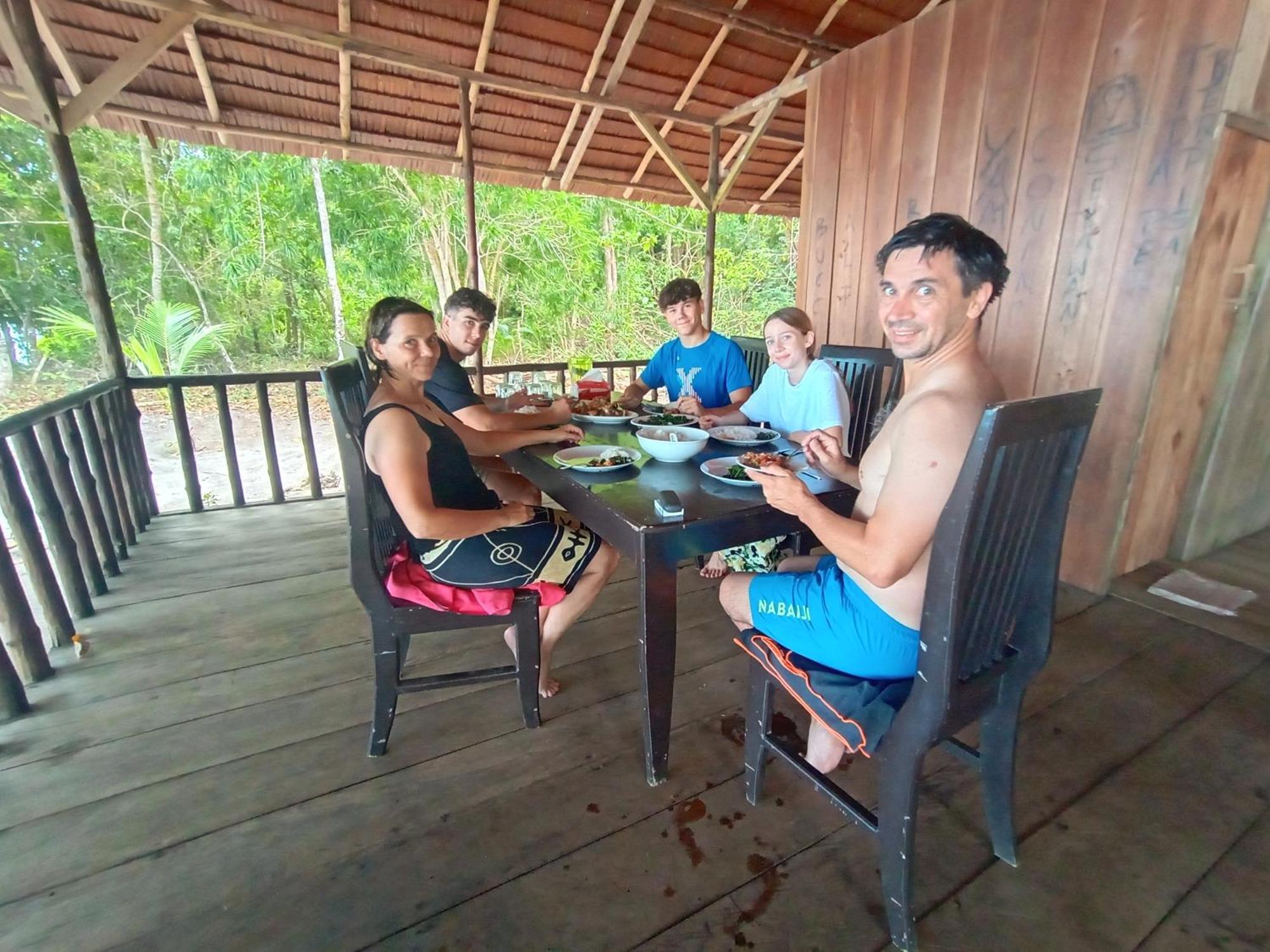 Kalemo Beach Bungalow Hotel Batudaka Bagian luar foto