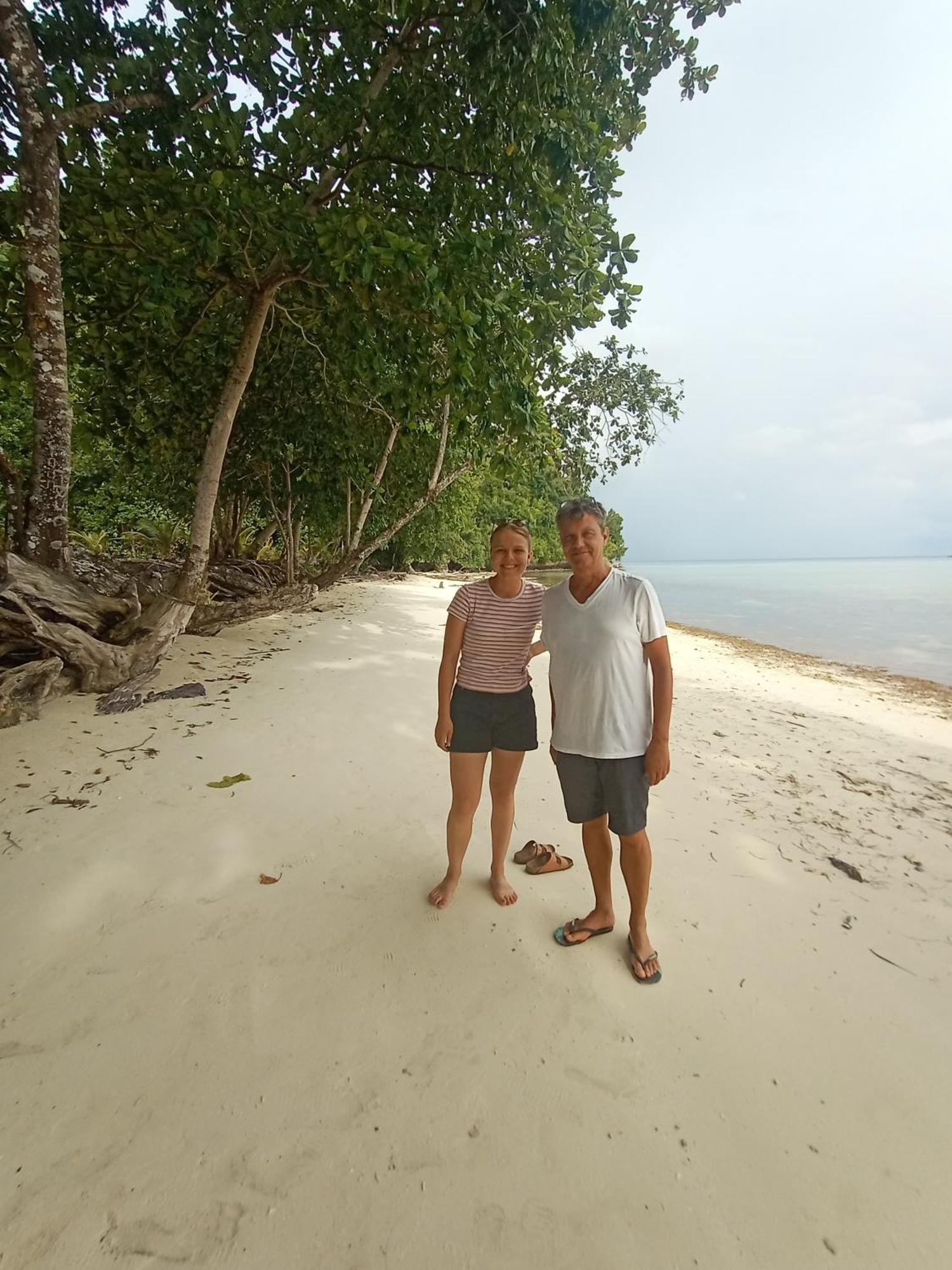 Kalemo Beach Bungalow Hotel Batudaka Bagian luar foto