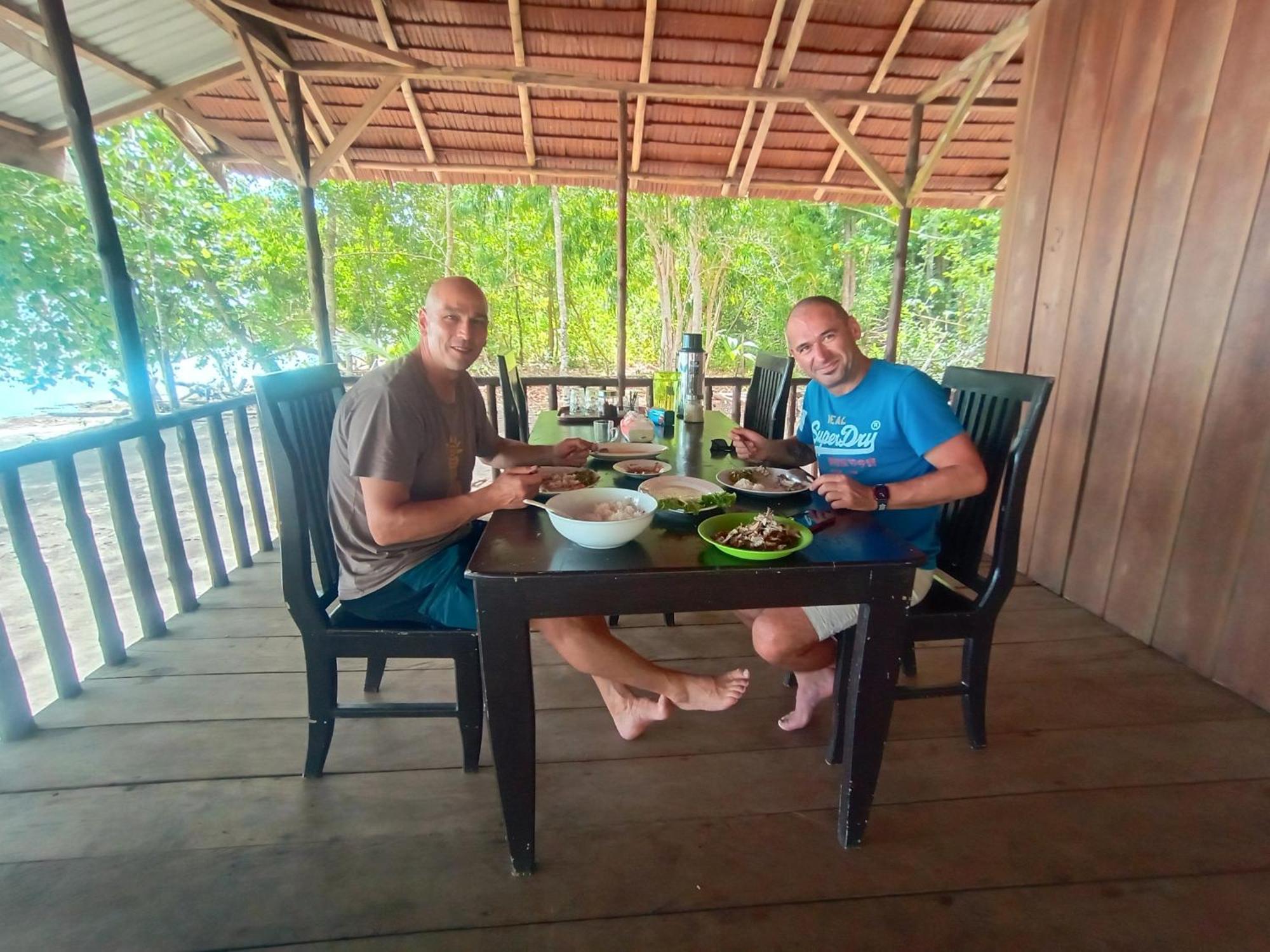 Kalemo Beach Bungalow Hotel Batudaka Bagian luar foto