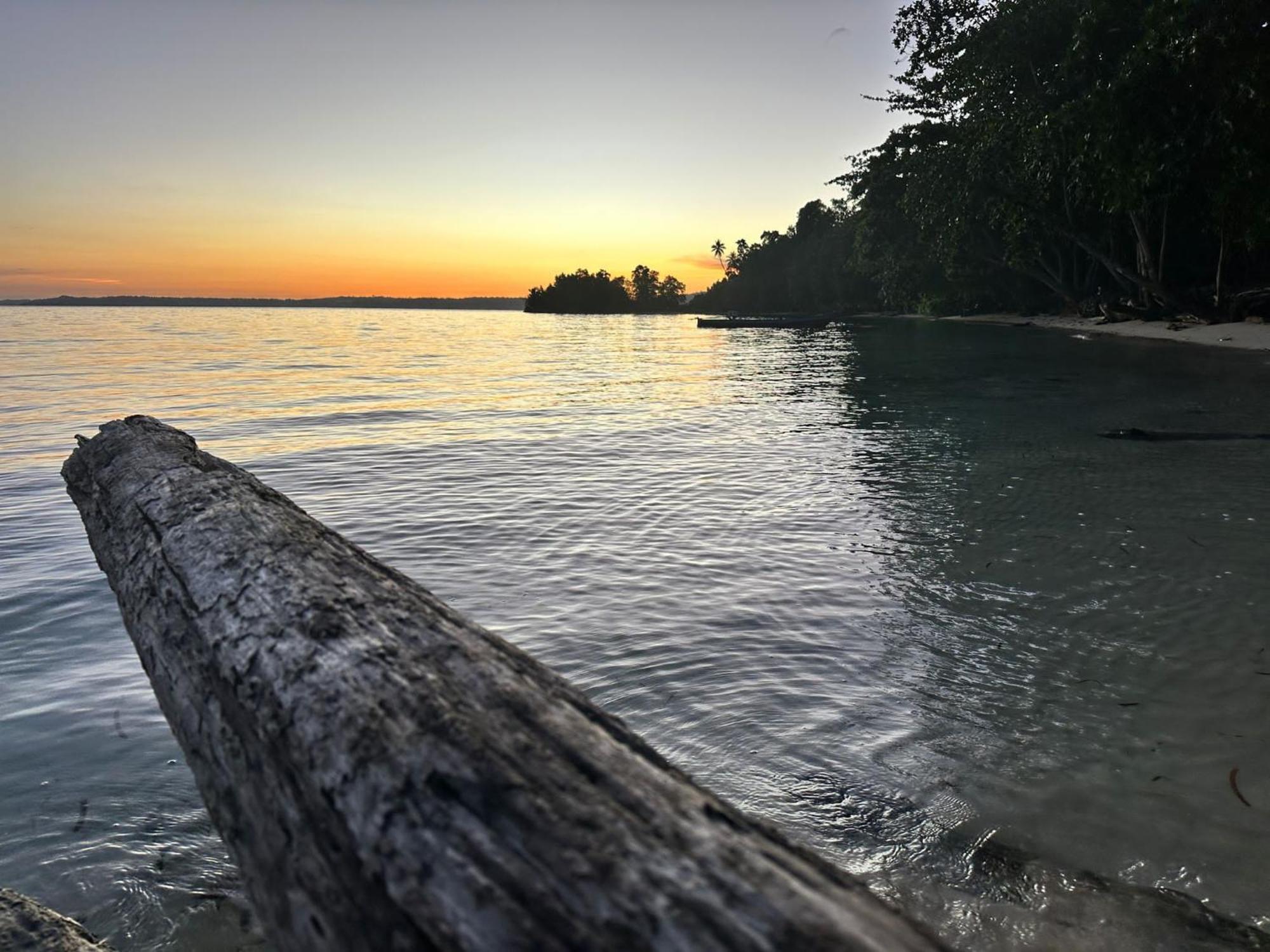 Kalemo Beach Bungalow Hotel Batudaka Bagian luar foto