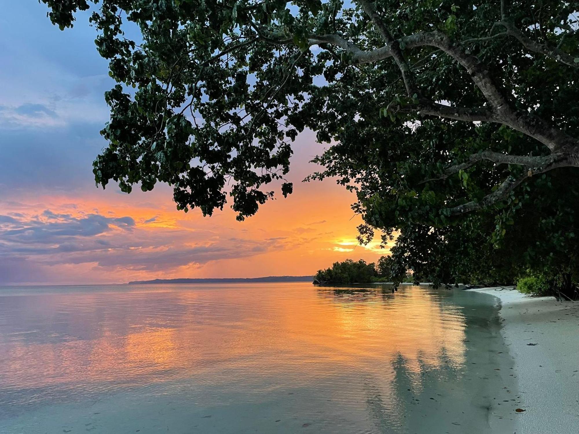 Kalemo Beach Bungalow Hotel Batudaka Bagian luar foto